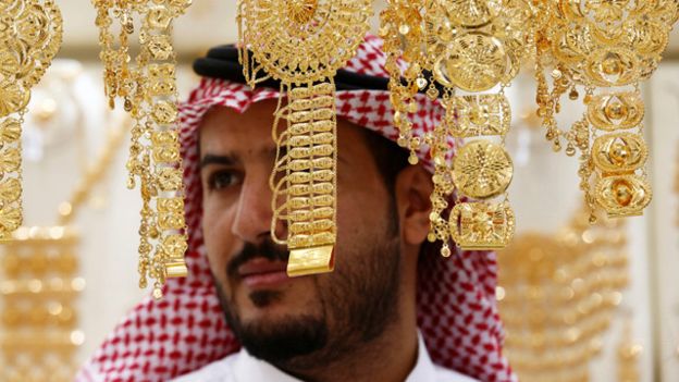 إجراءات التقشف السعودية شملت الغاء البدلات التي تصرف لموظفي الحكومة.